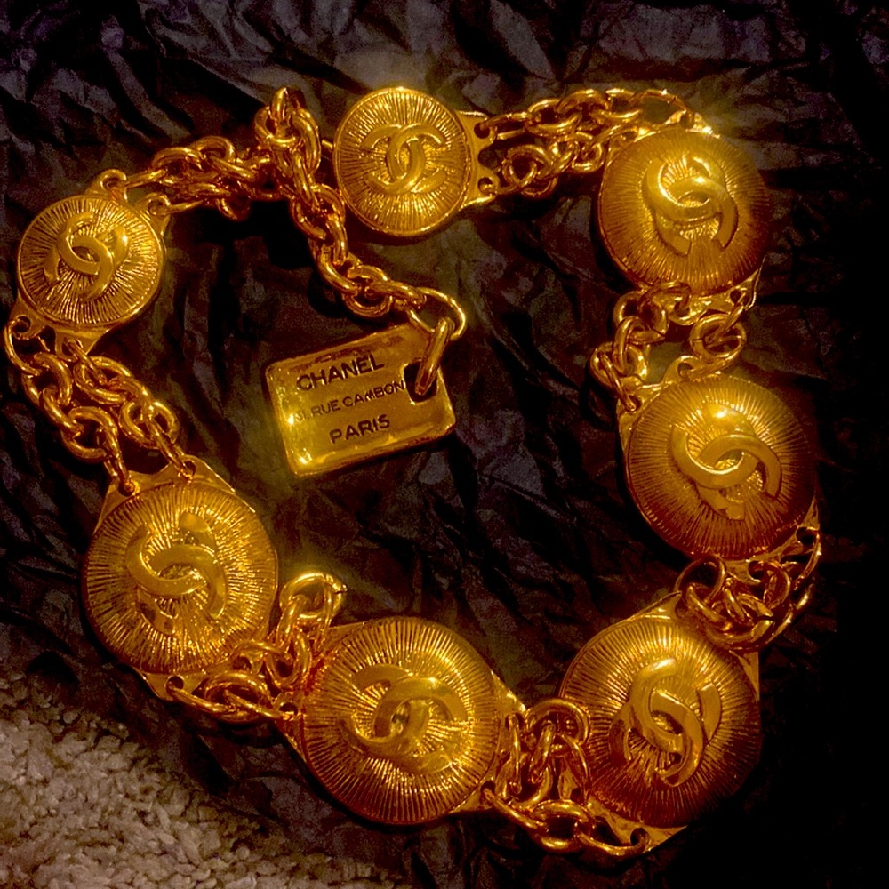 Gorgeous CHANEL gold necklace, can wear it as a choker, one of a kind original
